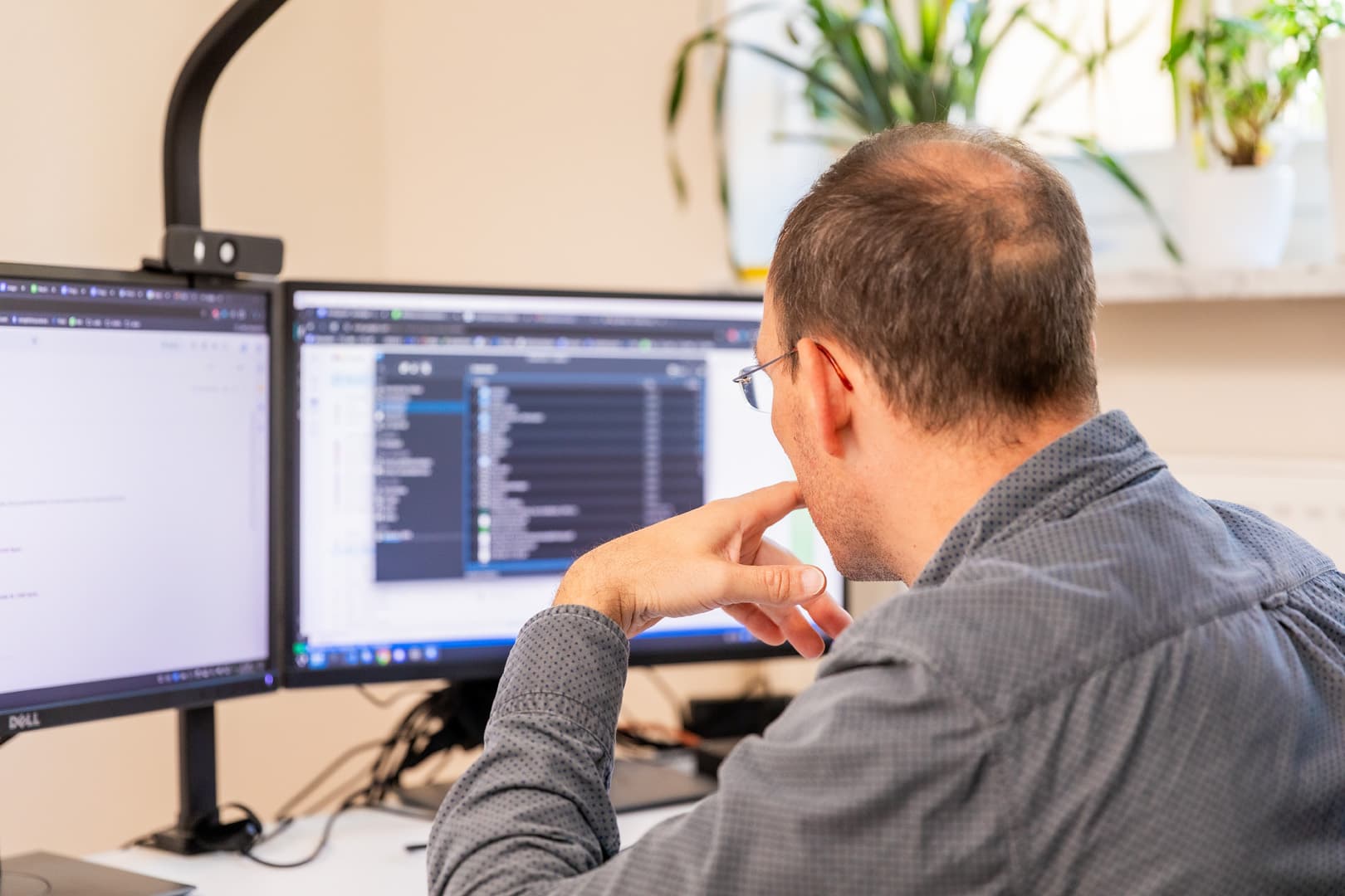 datadiorama Techniker bei der Arbeit an zwei Bildschirmen